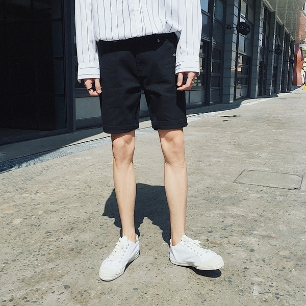 τζιν σορτς Πολλοί κομψή ανδρών με ενδιαφέρον την εφαρμογή του στην πίσω τσέπη