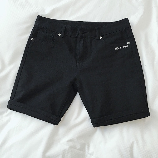 τζιν σορτς Πολλοί κομψή ανδρών με ενδιαφέρον την εφαρμογή του στην πίσω τσέπη