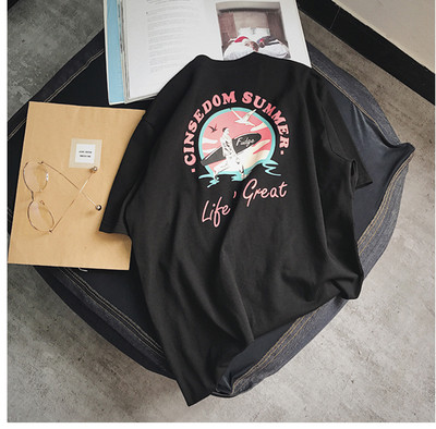 Πολύ ενδιαφέρον άνδρες φρέσκα πουκάμισο με κοντά μανίκια και πολύχρωμο διακοσμητικό