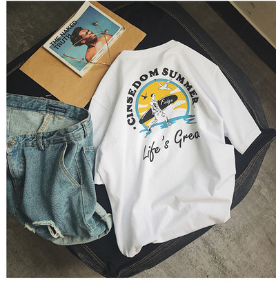 Πολύ ενδιαφέρον άνδρες φρέσκα πουκάμισο με κοντά μανίκια και πολύχρωμο διακοσμητικό