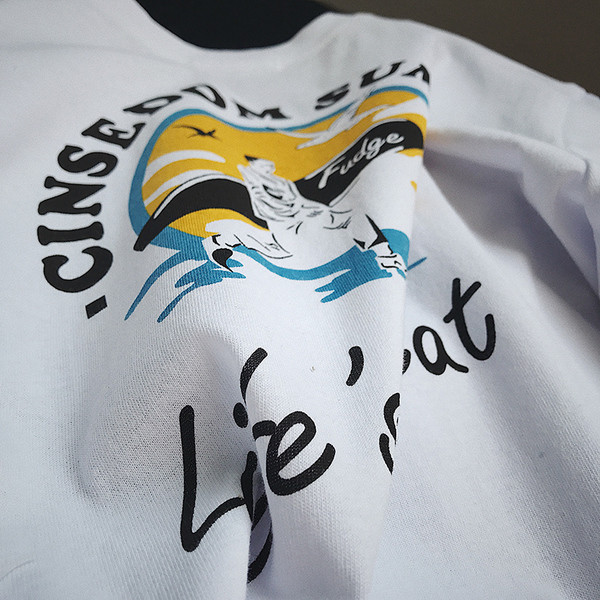 Πολύ ενδιαφέρον άνδρες φρέσκα πουκάμισο με κοντά μανίκια και πολύχρωμο διακοσμητικό