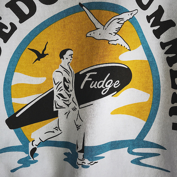 Πολύ ενδιαφέρον άνδρες φρέσκα πουκάμισο με κοντά μανίκια και πολύχρωμο διακοσμητικό