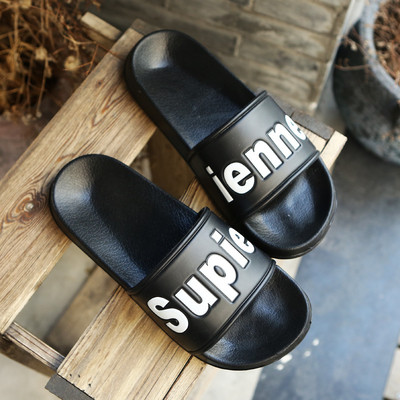 παντόφλες Casual των ανδρών σε μαύρο, λευκό και κόκκινο χρώμα με την επιγραφή