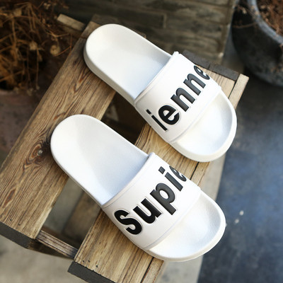 παντόφλες Casual των ανδρών σε μαύρο, λευκό και κόκκινο χρώμα με την επιγραφή