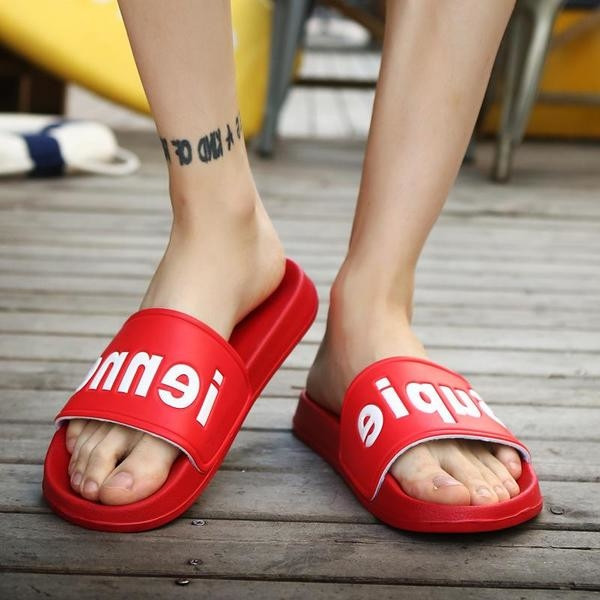 παντόφλες Casual των ανδρών σε μαύρο, λευκό και κόκκινο χρώμα με την επιγραφή