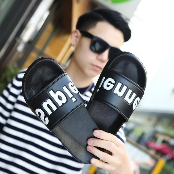 παντόφλες Casual των ανδρών σε μαύρο, λευκό και κόκκινο χρώμα με την επιγραφή