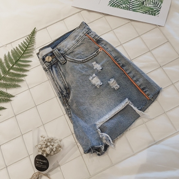 Μεγάλη τζιν σορτς για την άνοιξη και το καλοκαίρι