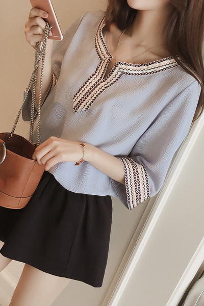 Λεπτό καλοκαίρι κυρίες πουκάμισο με ανοιχτό γιακά και φαρδιά μανίκια