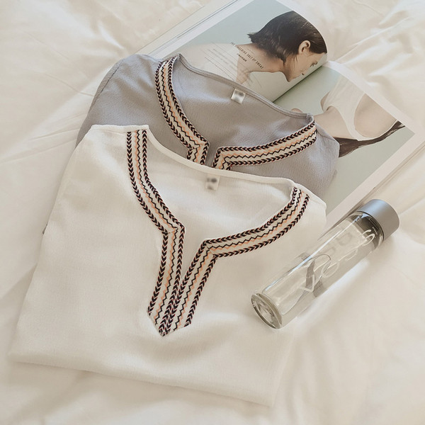 Λεπτό καλοκαίρι κυρίες πουκάμισο με ανοιχτό γιακά και φαρδιά μανίκια