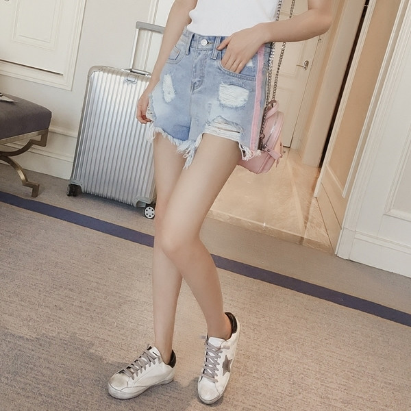 Σύγχρονη σχισμένο τζιν σύντομο παντελόνι με ροζ κορδέλες αφαιρεθεί