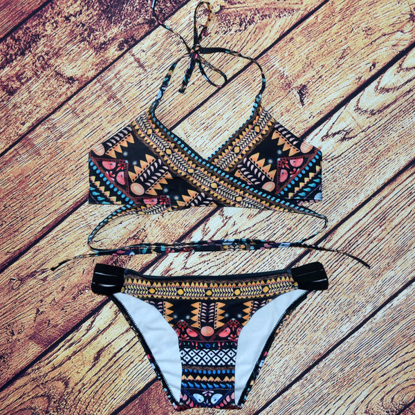 Стилен цветен дамски бански от две части с изрязани елементи