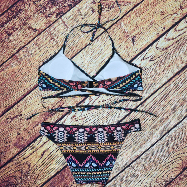 Стилен цветен дамски бански от две части с изрязани елементи