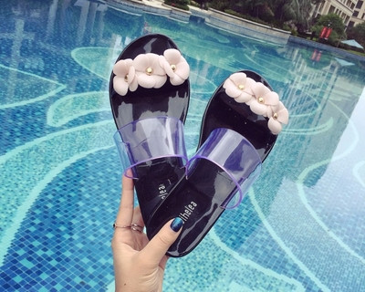 Γυναικείες καουτσούκ  παντόφλες με έγχρωμη διακόσμηση σε μαύρο και μπεζ χρώμα