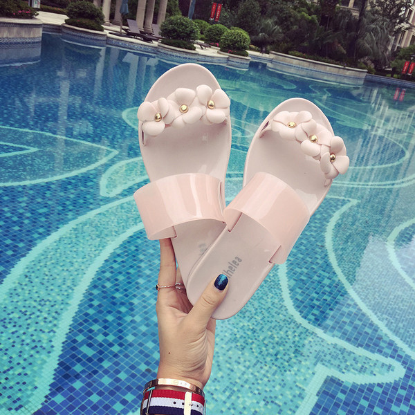 Γυναικείες καουτσούκ  παντόφλες με έγχρωμη διακόσμηση σε μαύρο και μπεζ χρώμα