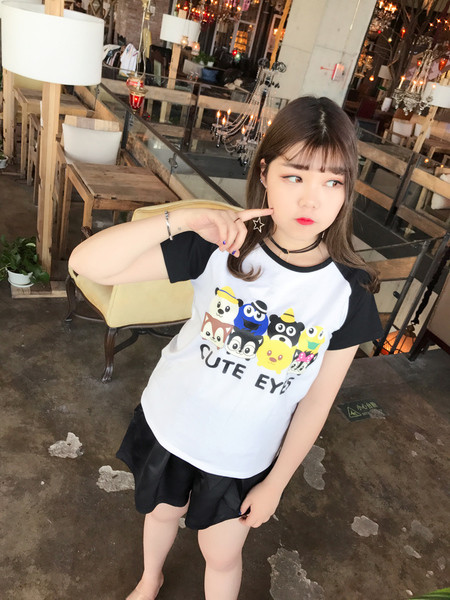 μπλούζα γλυκιά κυρία με μια ενδιαφέρουσα καμβά με κινούμενες εικόνες σε 2 χρώματα