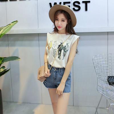 Κομψή αμάνικο T-shirt με μια εντυπωσιακή εκτύπωση