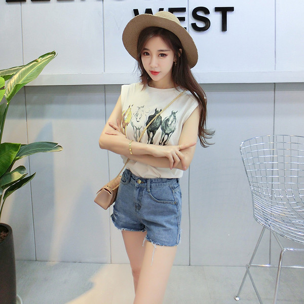 Κομψή αμάνικο T-shirt με μια εντυπωσιακή εκτύπωση