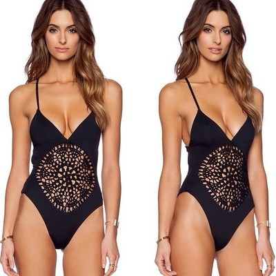 Όλα σε μαγιό μία μόδας κυρίες με γυμνή πλάτη σε μαύρο και άσπρο