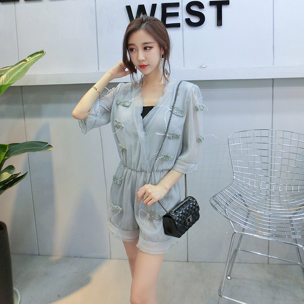 Σύντομη κυρίες jumpsuit με διαφανή μανίκια πλέγματος