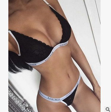 Модерно дамско бельо от две части с дантела