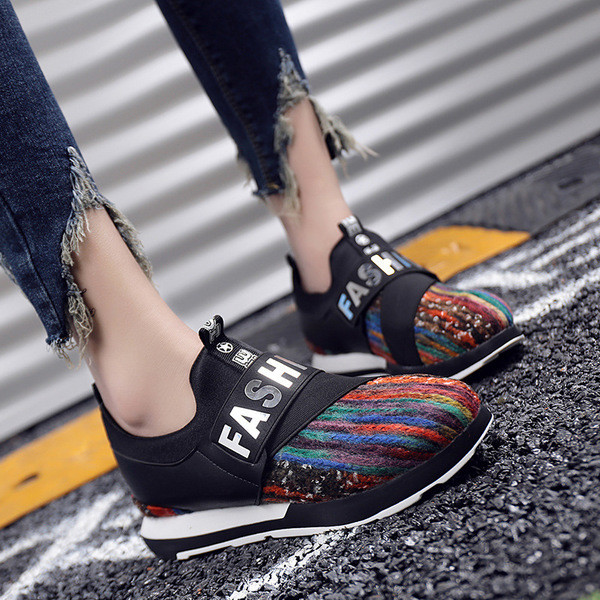 Κομψά σπορ αθλητικά γυναικεία παπούτσια με επιγραφή και άνετη σόλα