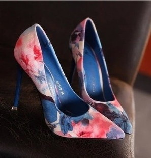 Дамски обувки на висок ток, леко заострени, във флорален мотив