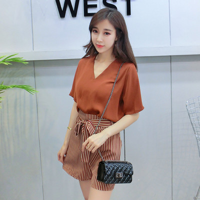 Κομψό σύνολο σαφών τοπ με V-λαιμό και ριγέ σορτς με ψηλή μέση - διάφορα χρώματα