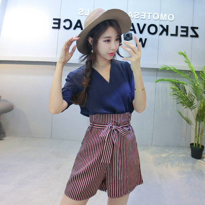 Κομψό σύνολο σαφών τοπ με V-λαιμό και ριγέ σορτς με ψηλή μέση - διάφορα χρώματα