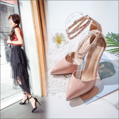 Елегантни дамски обувки на висок ток с каишка с метални елементи
