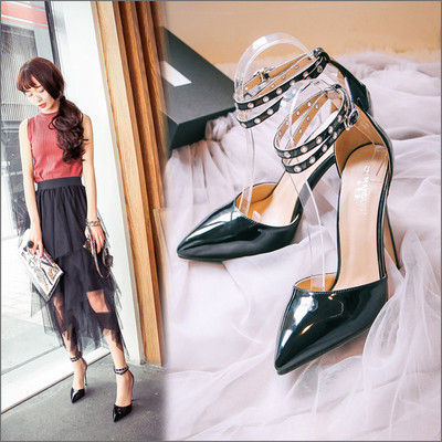 Κομψό κυρίες ψηλοτάκουνα παπούτσια με ένα λουρί με μεταλλικά στοιχεία