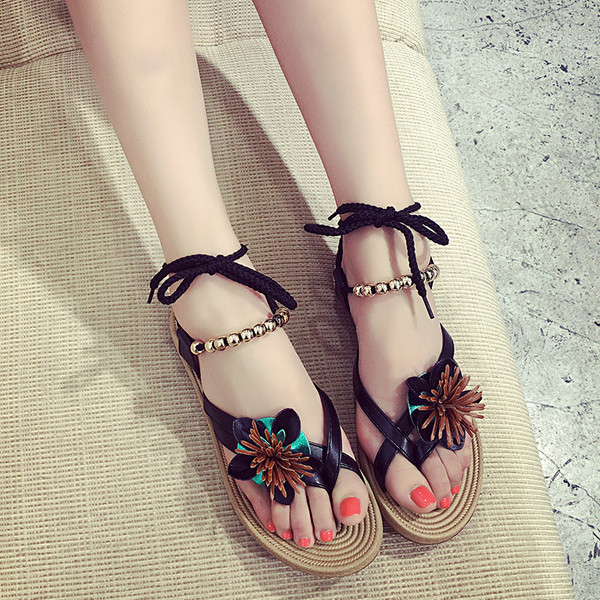Καθημερινά κυρίες σανδάλια με μεταλλικά στοιχεία και διακόσμηση λουλουδιών