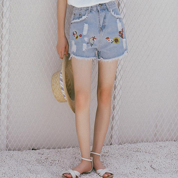 τζιν Σύντομη κυρίες με κεντημένα λουλούδια και βλεφαρίδες