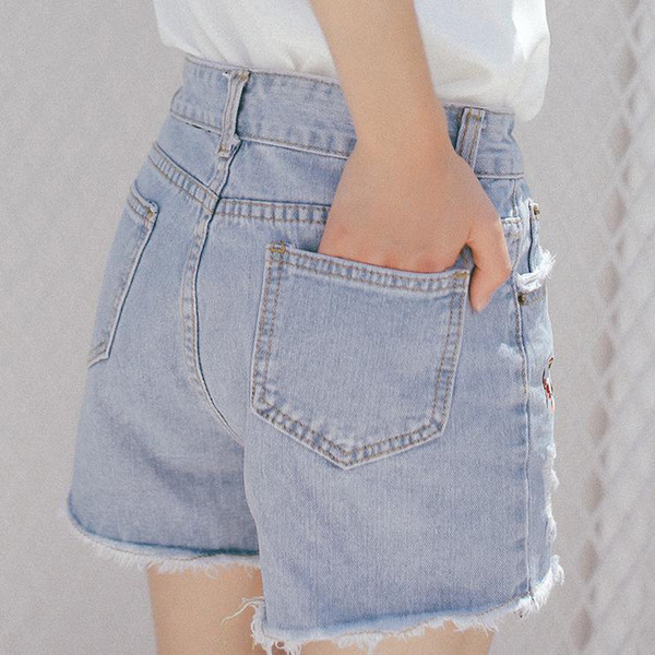 τζιν Σύντομη κυρίες με κεντημένα λουλούδια και βλεφαρίδες