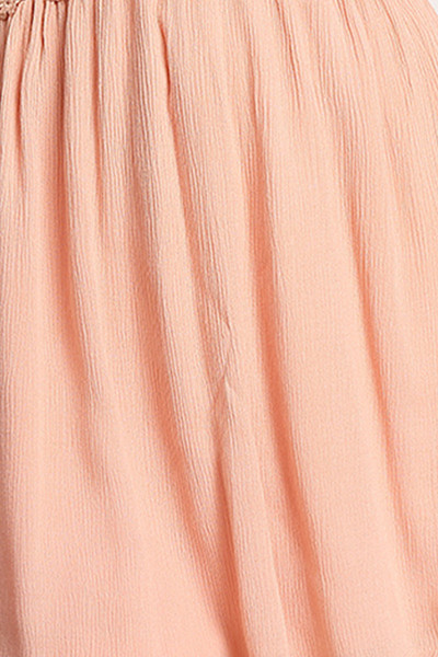 Φρέσκα κυρίες φόρεμα με διαφανή μέση και τη διακόσμηση λουλουδιών