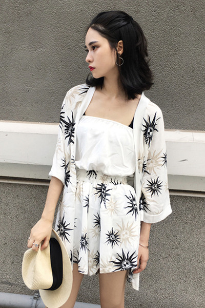 Άνοιξη σύνολο σιφόν σορτς, γιλέκο και πουκάμισο