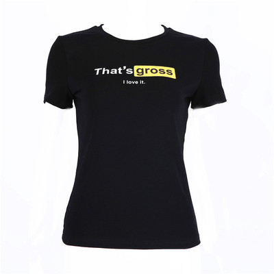 Casual κορυφές με μια επιγραφή σε μαύρο χρώμα