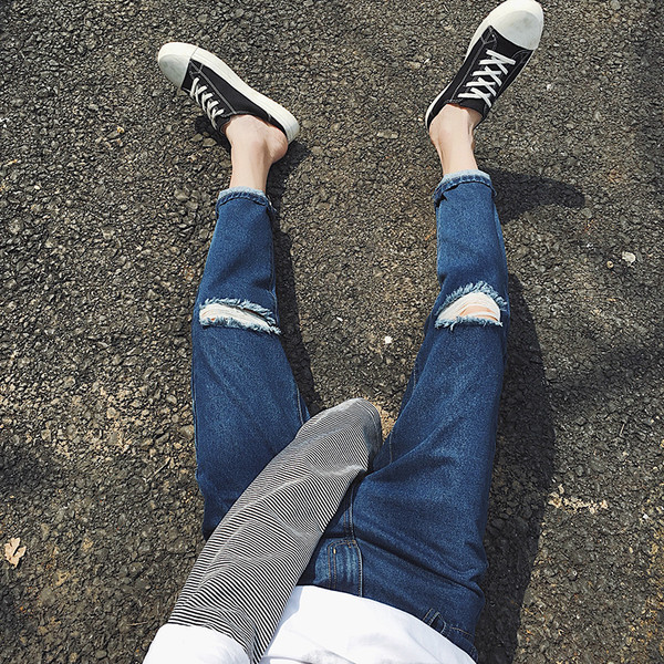 Κομψή κάνει παντελόνι τζιν κατακερματισμένη αρσενικό