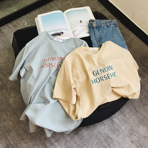 πουκάμισο Φρέσκο ​​άνδρες με κοντά μανίκια και μια λεζάντα σε πολλά διαφορετικά χρώματα