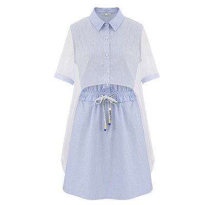 Γλυκιά κυρία που με μπλε χρώμα ριγέ