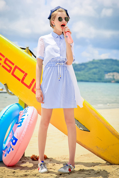 Γλυκιά κυρία που με μπλε χρώμα ριγέ