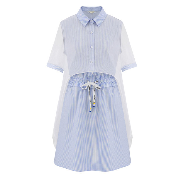 Γλυκιά κυρία που με μπλε χρώμα ριγέ