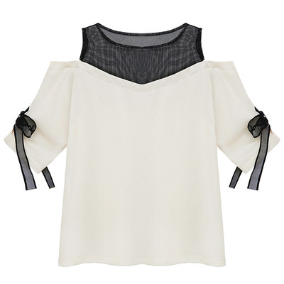 Κομψό κυρίες μπλούζα σε λευκό χρώμα με γυμνά ώμους και το μαύρο διαφανές τμήμα