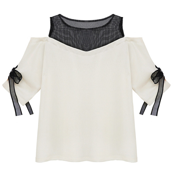 Κομψό κυρίες μπλούζα σε λευκό χρώμα με γυμνά ώμους και το μαύρο διαφανές τμήμα