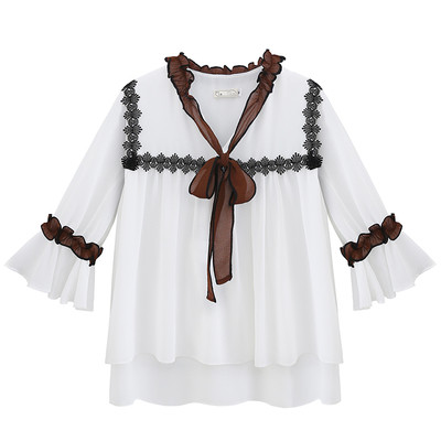 Κομψό κυρίες πουκάμισο με 3/4 μανίκια σε ένα ευρύ σχέδιο σε λευκό