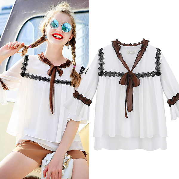 Κομψό κυρίες πουκάμισο με 3/4 μανίκια σε ένα ευρύ σχέδιο σε λευκό