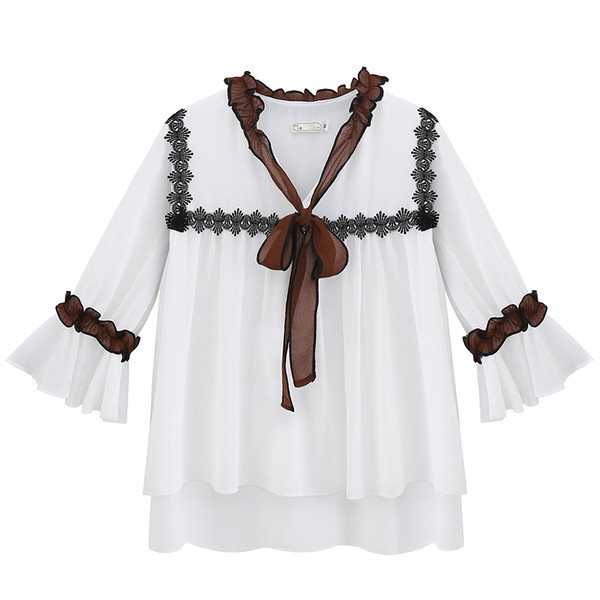 Κομψό κυρίες πουκάμισο με 3/4 μανίκια σε ένα ευρύ σχέδιο σε λευκό