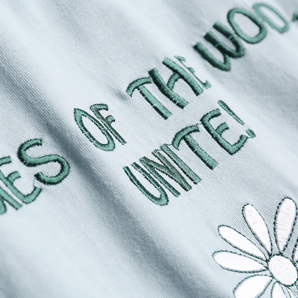 μπλούζα φρέσκα γυναικεία σημειώνονται izborazhenie και λουλούδια σε μπλε