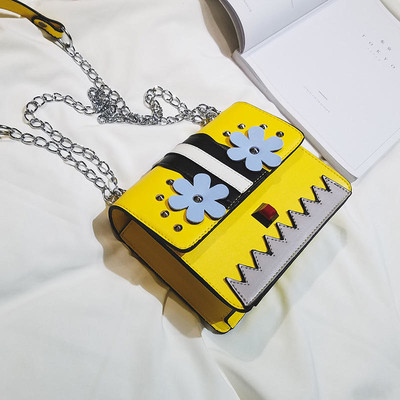 Όμορφη κυρία μίνι chantichna για την άνοιξη και το καλοκαίρι