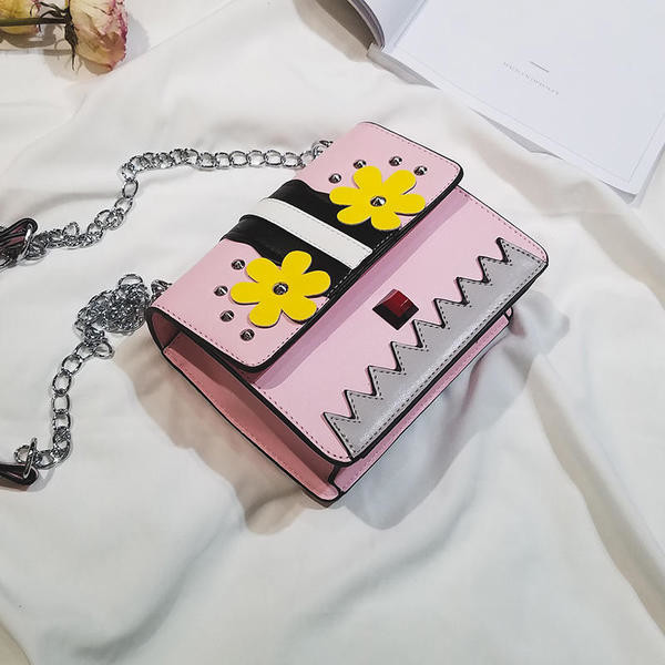 Όμορφη κυρία μίνι chantichna για την άνοιξη και το καλοκαίρι