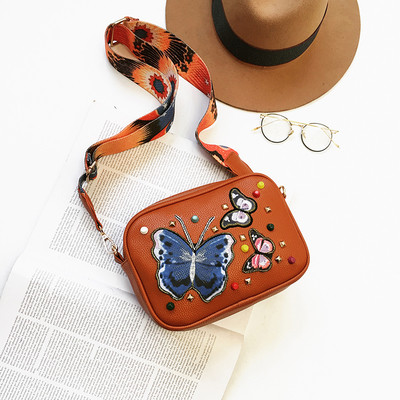 Τακτοποιημένο μικρό πορτοφόλι κεντημένο με πεταλούδες